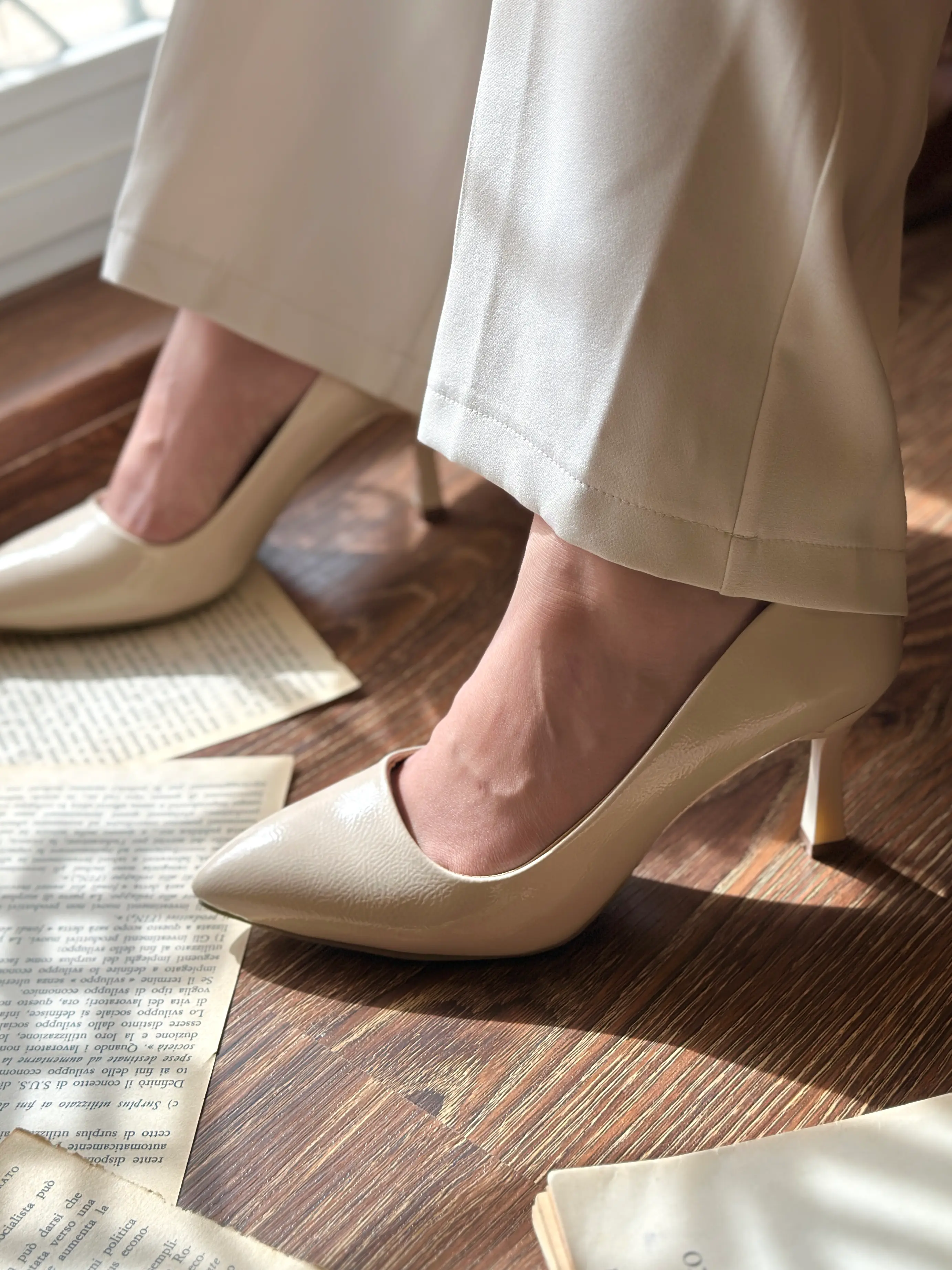 کفش کرم نوک تیز ورنی کرم پاشنه۵ سانت کفش فرمالیته