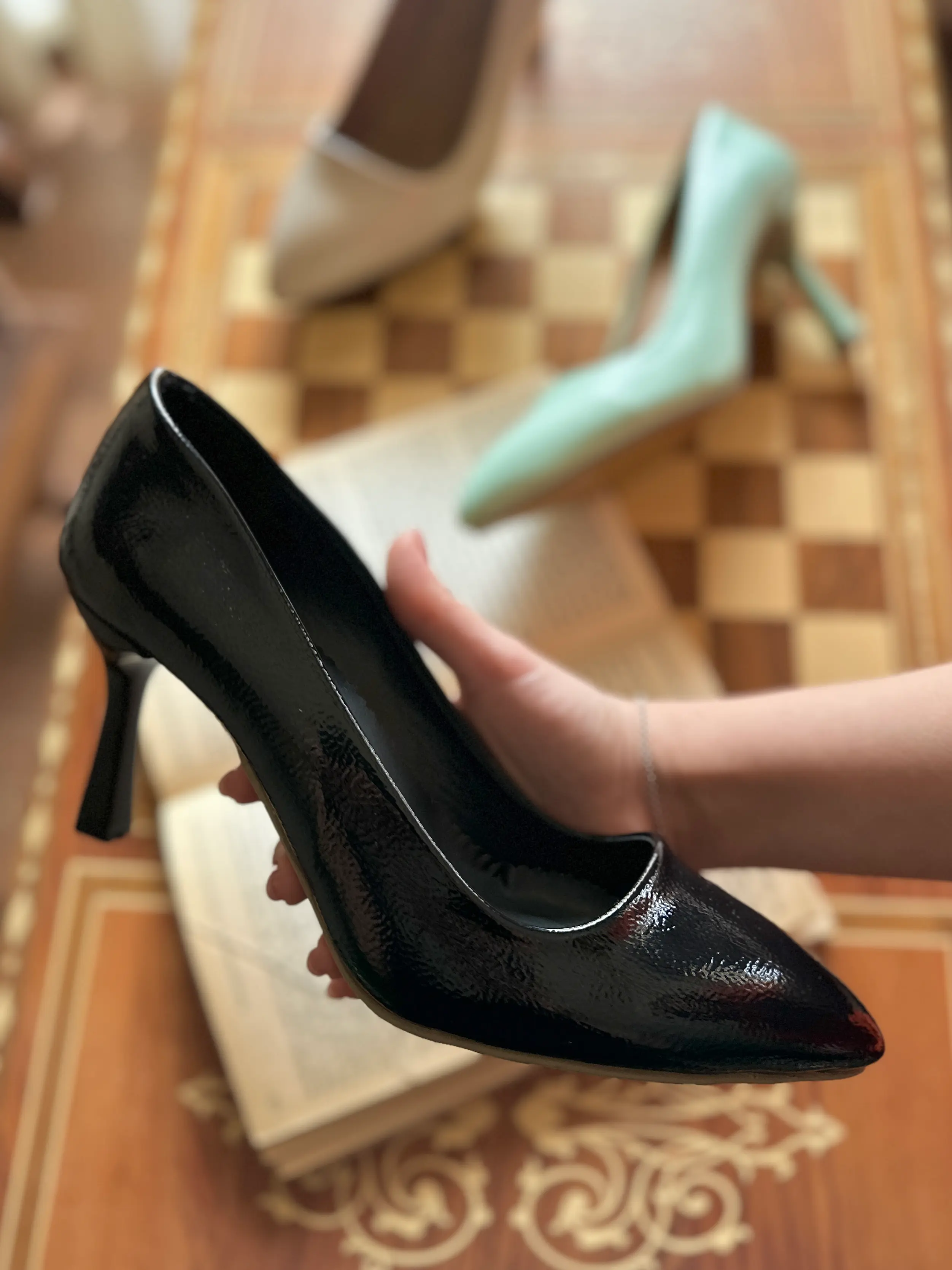 کفش مشکی نوک تیز پاشنه دار ورنی